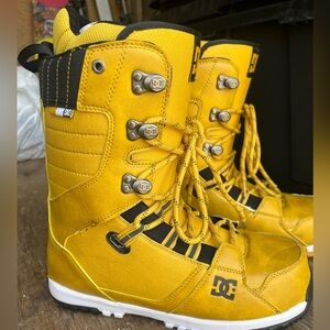 Men’s DC “Misfit” snowboard boots size 11.5.